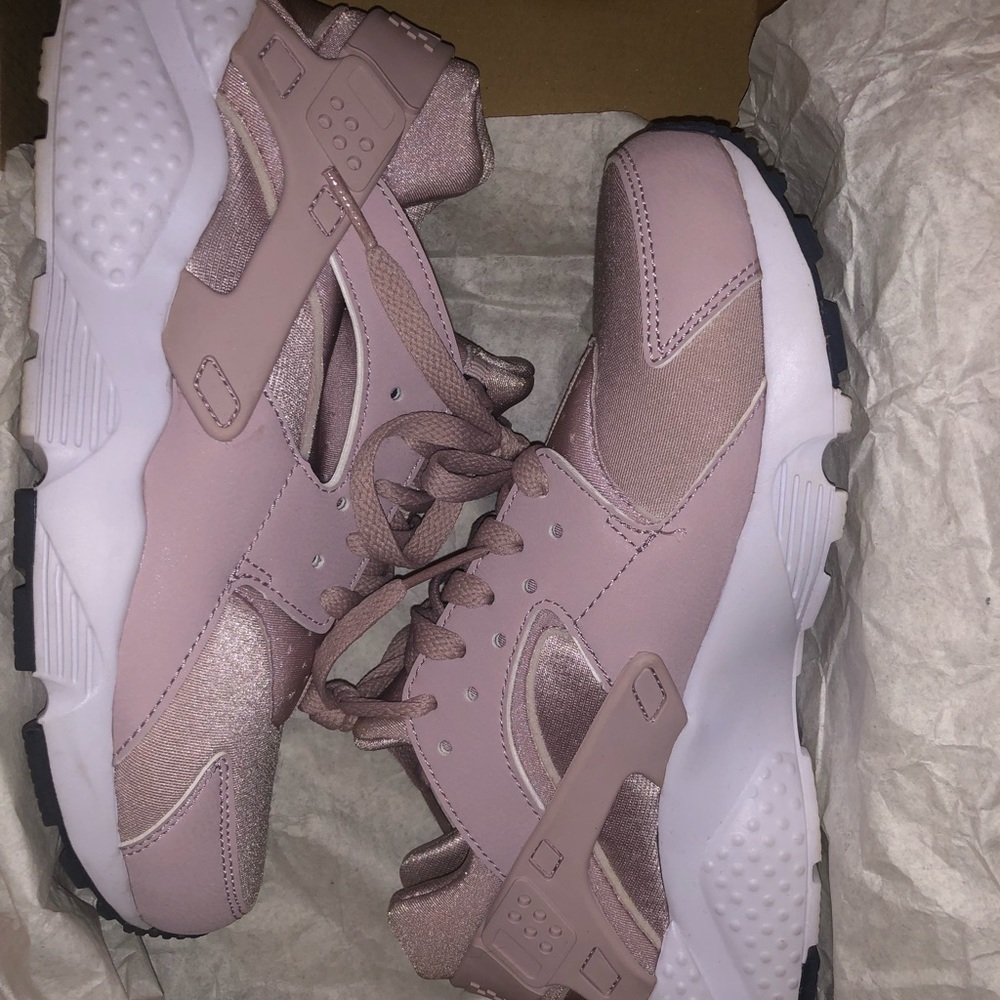 Mauve Nike huaraches